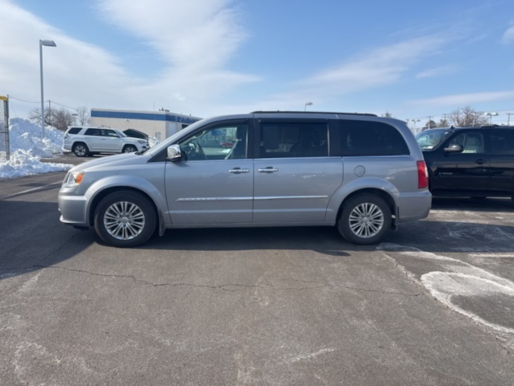 Used 2015 Chrysler Town & Country Touring-L Minivan/Van