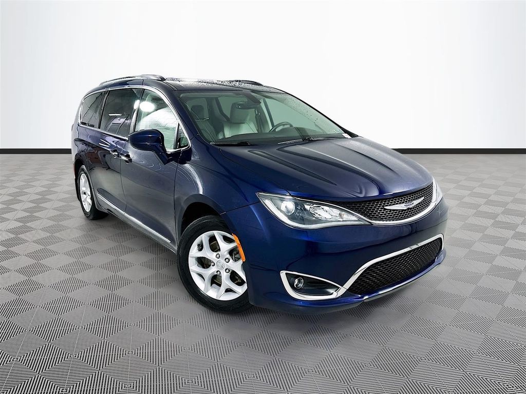 2017 Chrysler Pacifica Touring-L Plus's photo