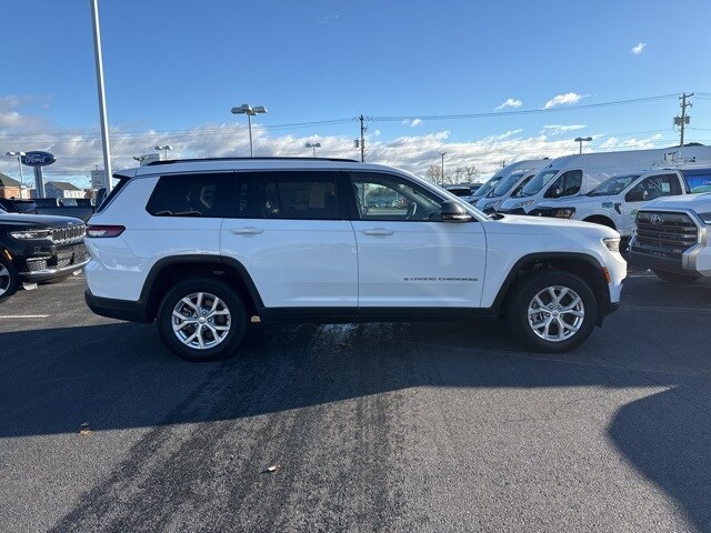 2023 Jeep Grand Cherokee Limited photo 2