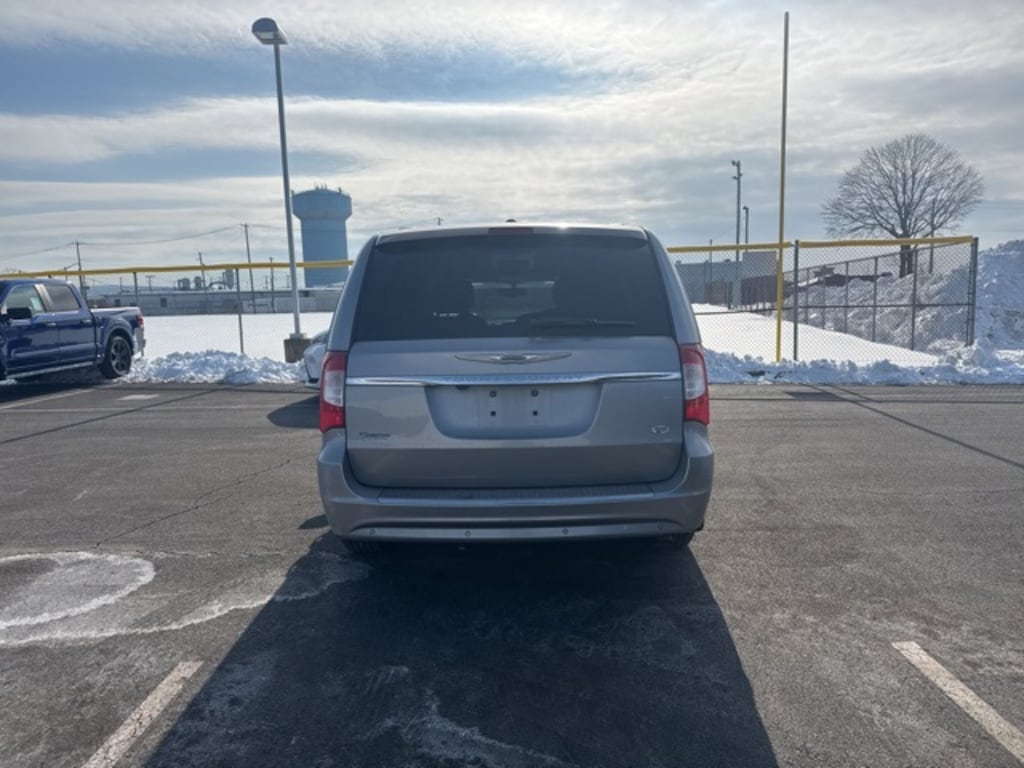 Used 2015 Chrysler Town & Country Touring-L Minivan/Van
