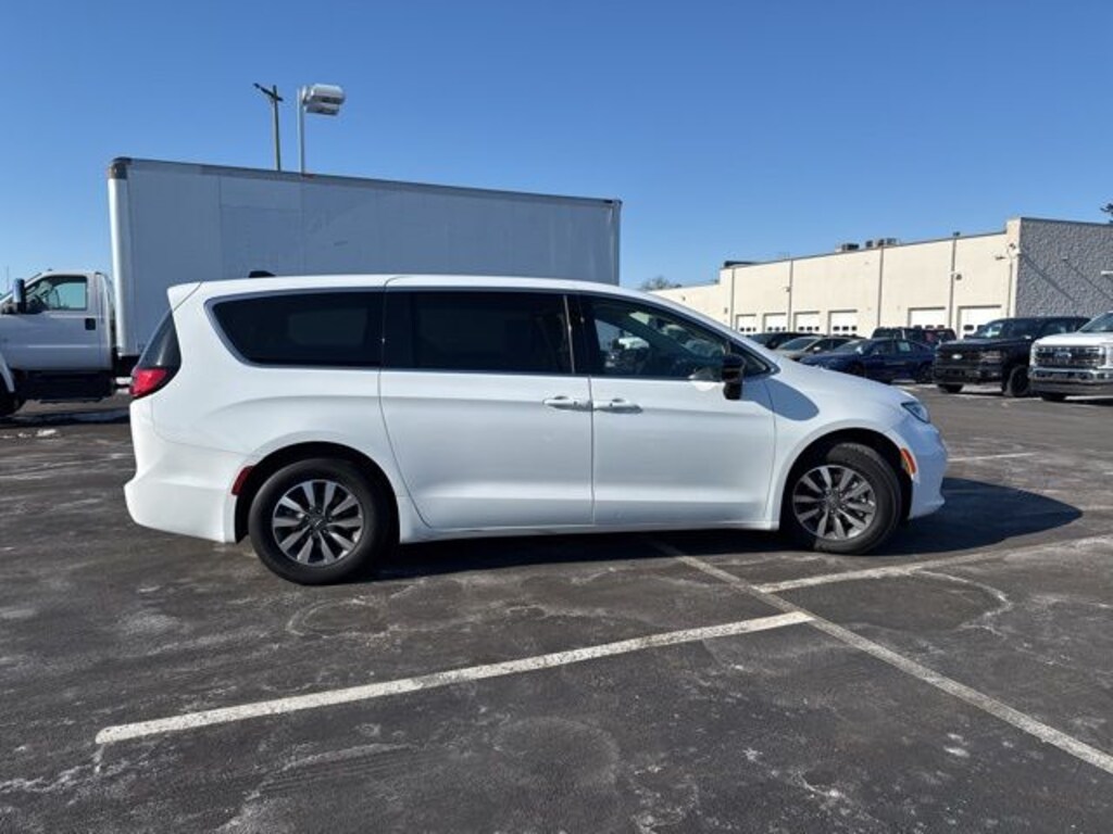 Used 2024 Chrysler Pacifica Hybrid Select Minivan/Van