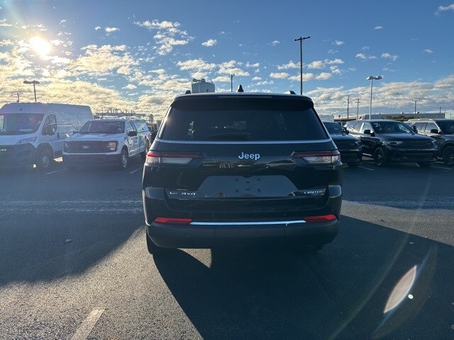 2023 Jeep Grand Cherokee Limited photo 3