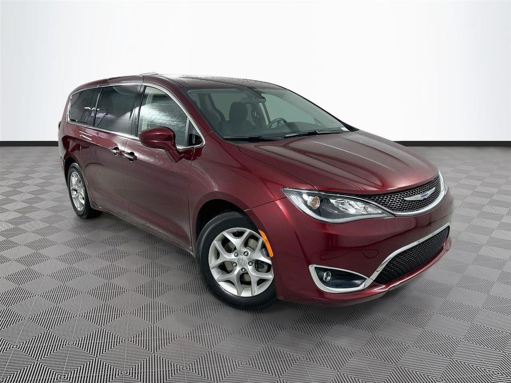 2018 Chrysler Pacifica Touring Plus's photo