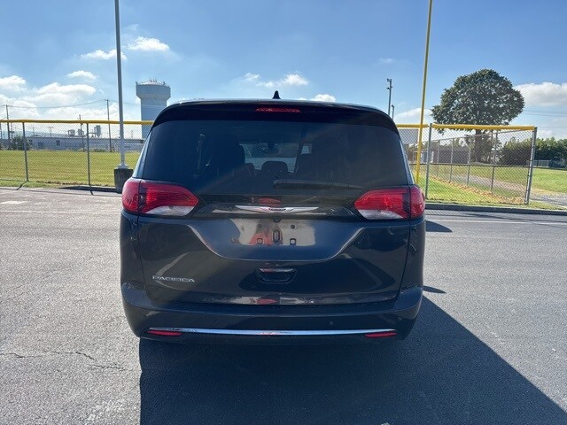 2019 Chrysler Pacifica Touring L photo 2
