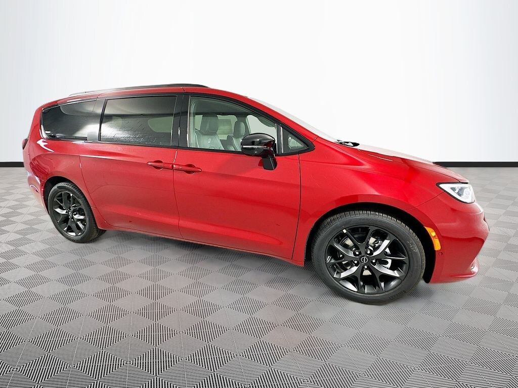 New 2026 Chrysler Pacifica Limited Van Passenger Van