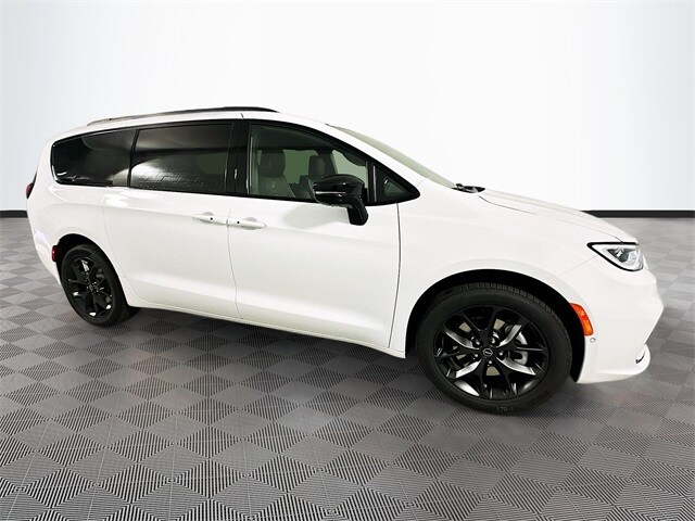 2026 Chrysler Pacifica Limited photo 3