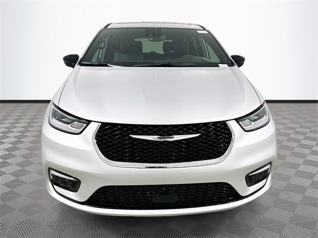 2026 Chrysler Pacifica photo 2
