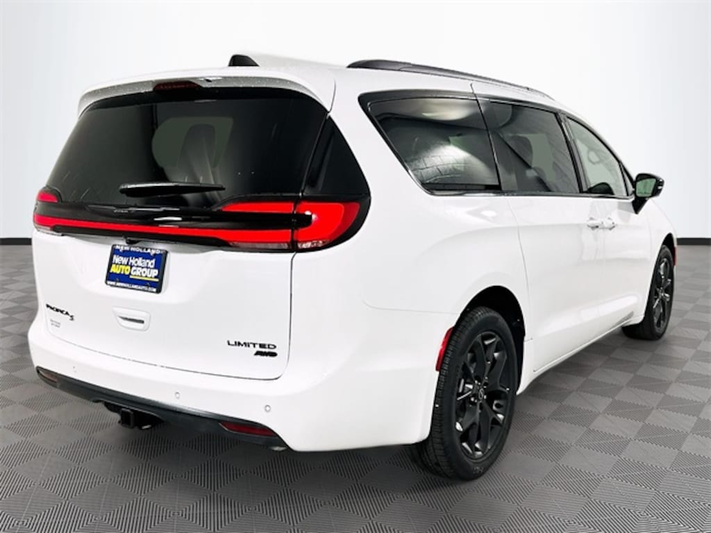 New 2026 Chrysler Pacifica Limited Van Passenger Van