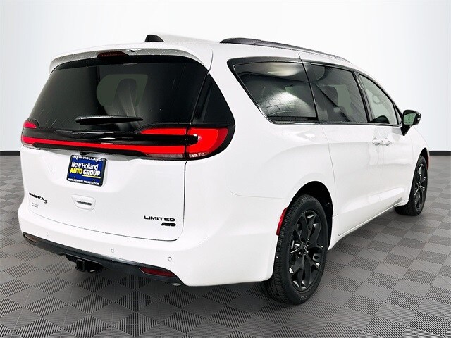 2026 Chrysler Pacifica Limited photo 4