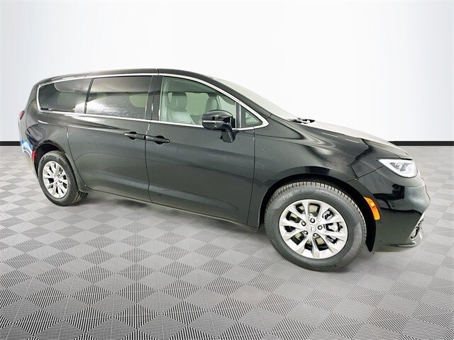 2026 Chrysler Pacifica photo 3
