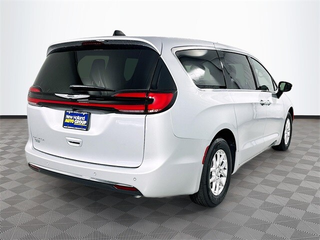 2026 Chrysler Pacifica photo 4