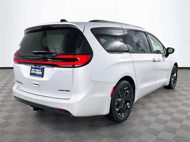 2026 Chrysler Pacifica Limited photo 4
