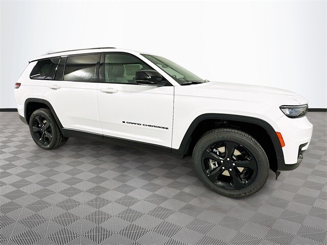 2025 Jeep Grand Cherokee Laredo photo 3