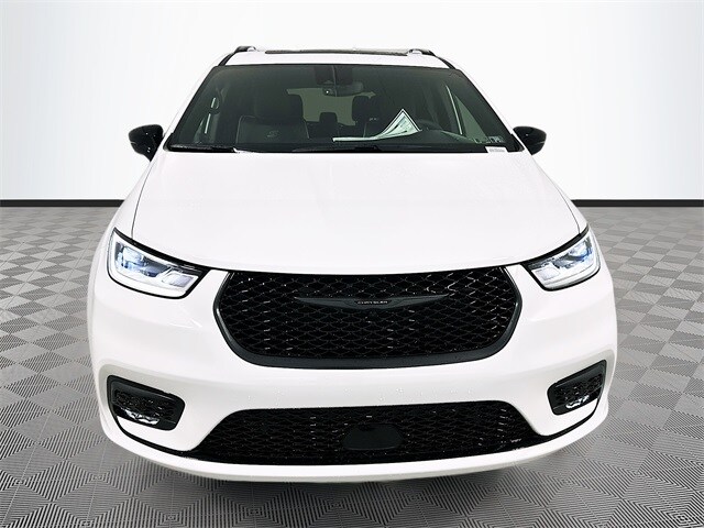 2026 Chrysler Pacifica Limited photo 2