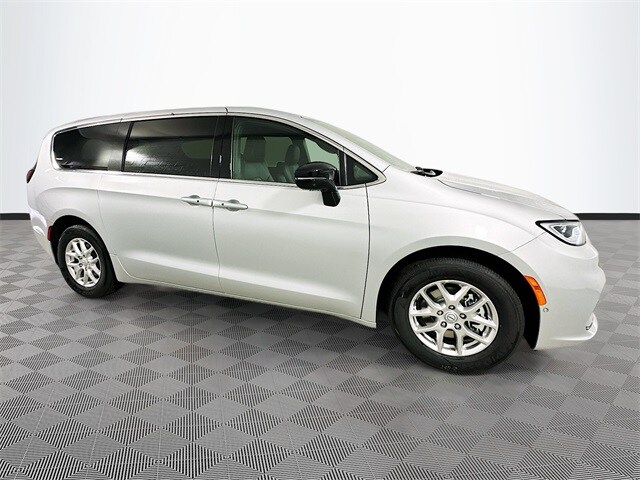 2026 Chrysler Pacifica photo 3