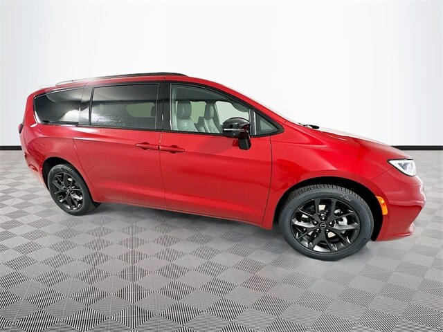 2026 Chrysler Pacifica Limited photo 3