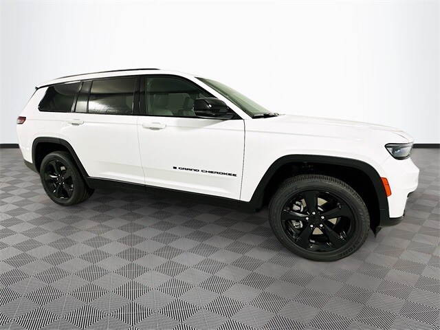 2025 Jeep Grand Cherokee Laredo photo 3