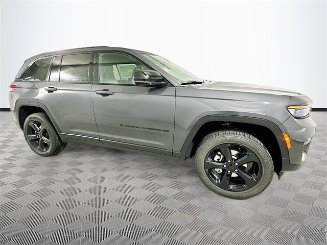 2025 Jeep Grand Cherokee Laredo photo 3