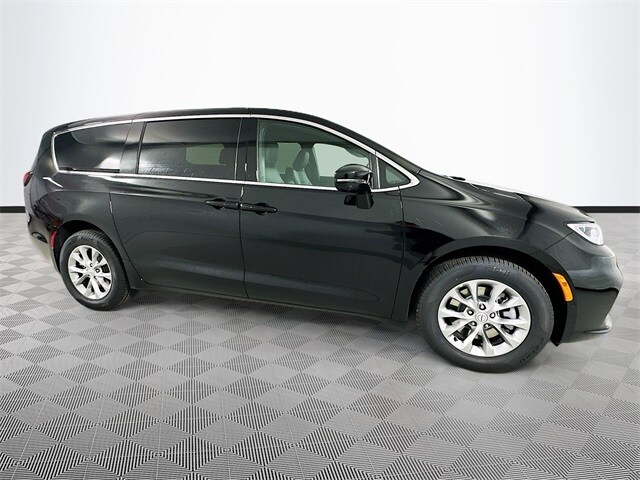 2026 Chrysler Pacifica photo 3