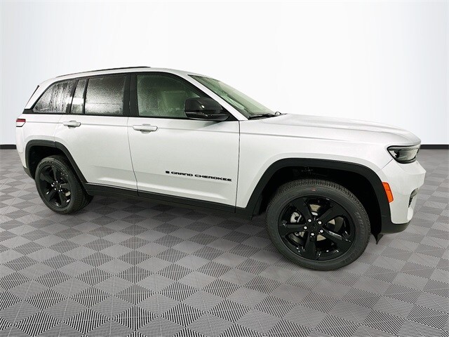 2025 Jeep Grand Cherokee Laredo Altitude X photo 3