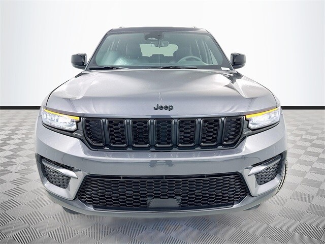 2025 Jeep Grand Cherokee Laredo photo 2