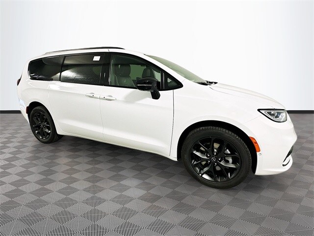 2026 Chrysler Pacifica Limited photo 3