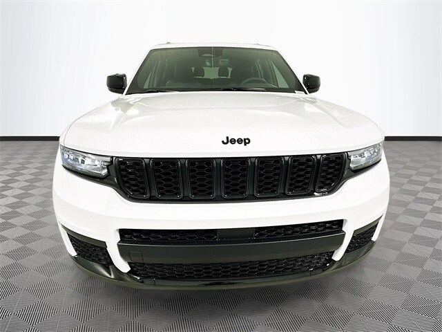 2025 Jeep Grand Cherokee Laredo photo 2
