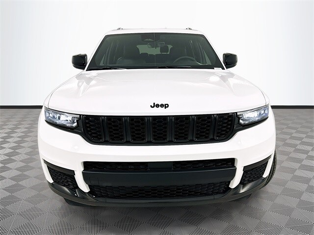 2025 Jeep Grand Cherokee Laredo photo 2