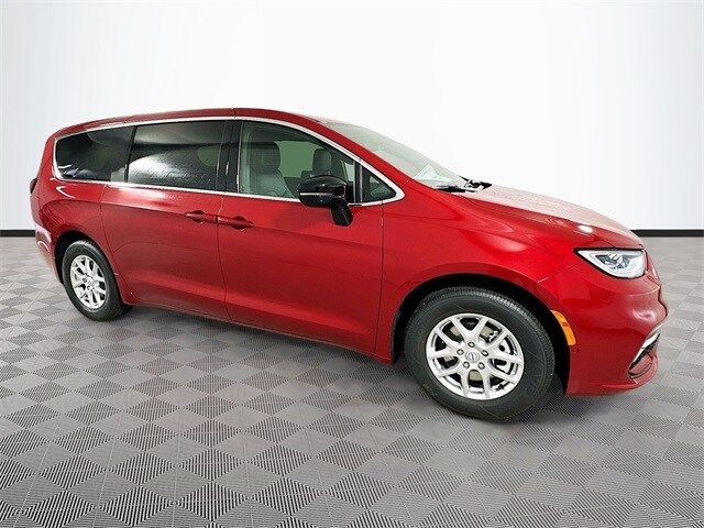 2026 Chrysler Pacifica photo 2