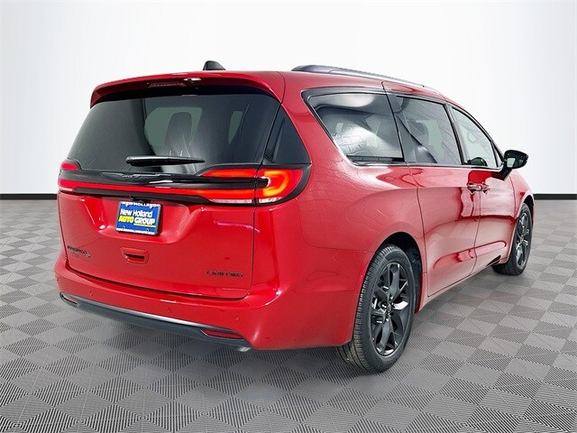 2026 Chrysler Pacifica Limited photo 2