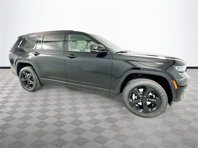2025 Jeep Grand Cherokee Laredo photo 3