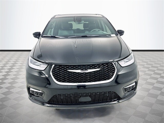 2026 Chrysler Pacifica photo 2