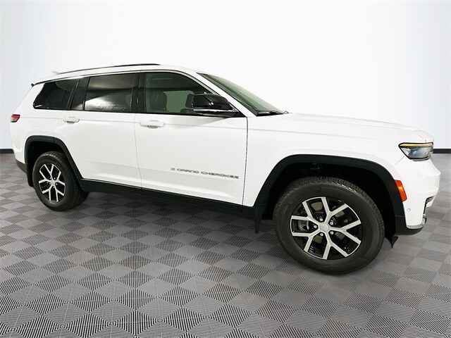 2025 Jeep Grand Cherokee Limited photo 3