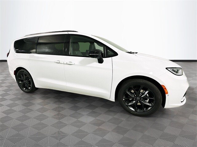 2026 Chrysler Pacifica Limited photo 3