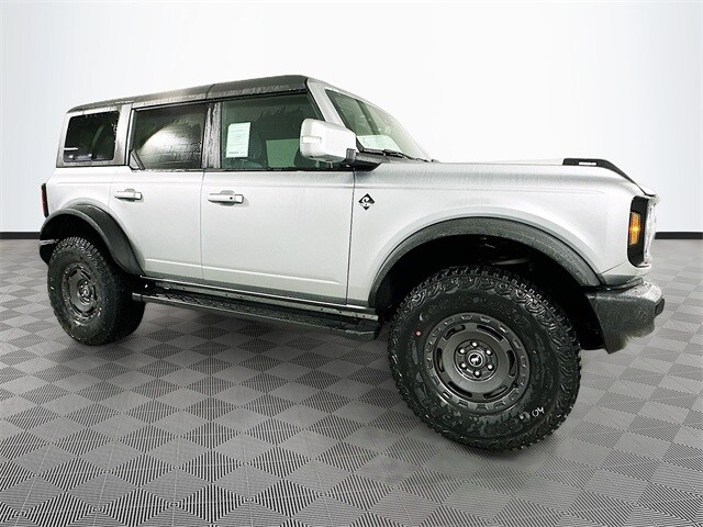 2024 Ford Bronco Outer Banks photo 3