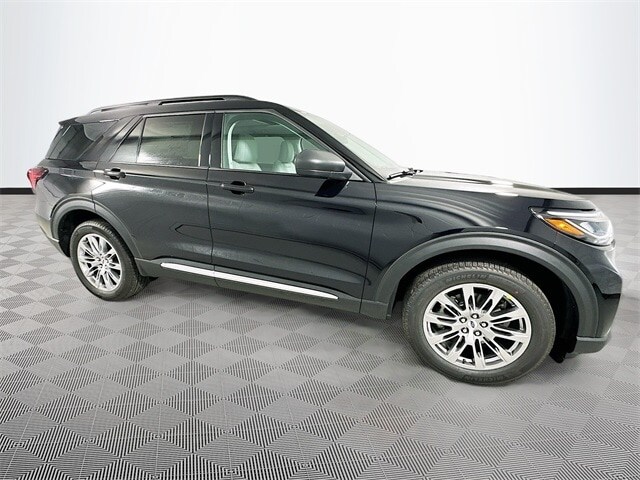 2025 Ford Explorer photo 2