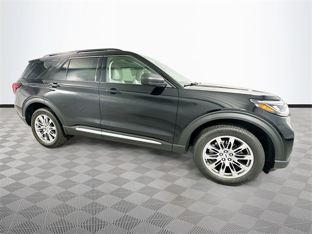 2025 Ford Explorer photo 3