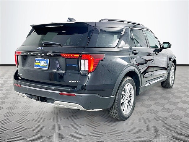 2025 Ford Explorer photo 3