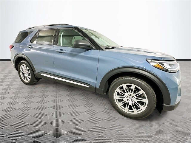 2025 Ford Explorer photo 2