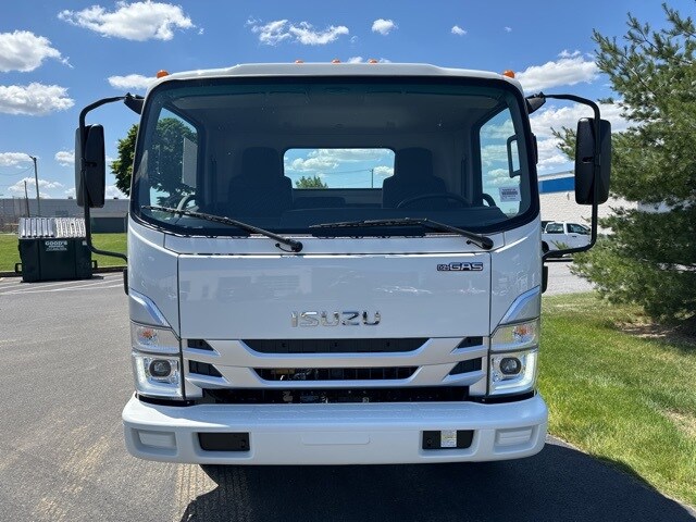 2025 Isuzu NPR/NPR-HD photo 2