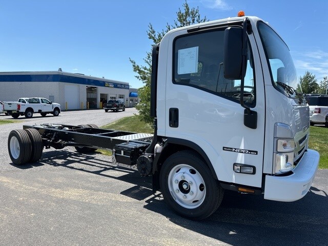 2025 Isuzu NPR/NPR-HD photo 3