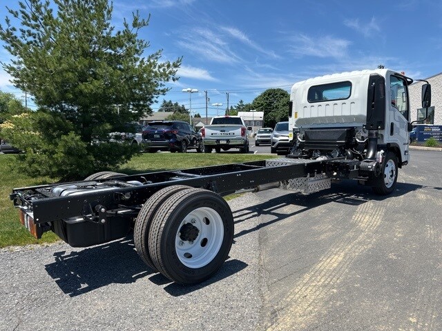 2025 Isuzu NPR/NPR-HD photo 4