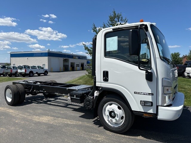2025 Isuzu NPR/NPR-HD photo 3