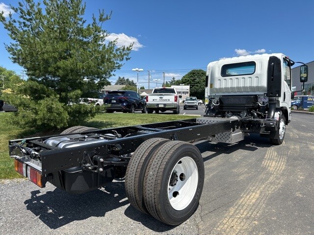 2025 Isuzu NPR/NPR-HD photo 4