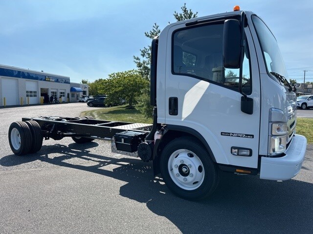 2025 Isuzu NPR/NPR-HD photo 3