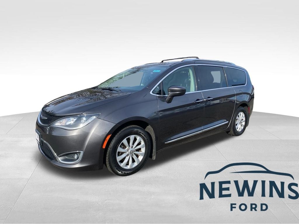 2019 Chrysler Pacifica Touring L's photo