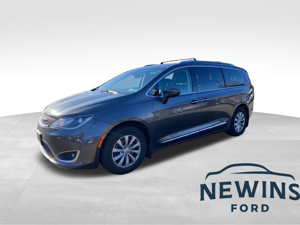 2019 Chrysler Pacifica Touring L's photo