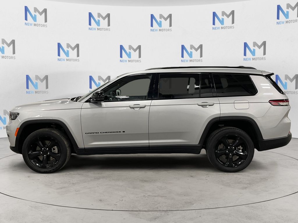 2022 Jeep Grand Cherokee Altitude photo 2