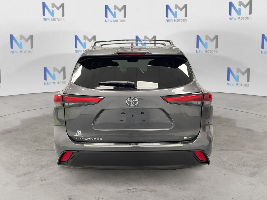 2021 Toyota Highlander XLE photo 3