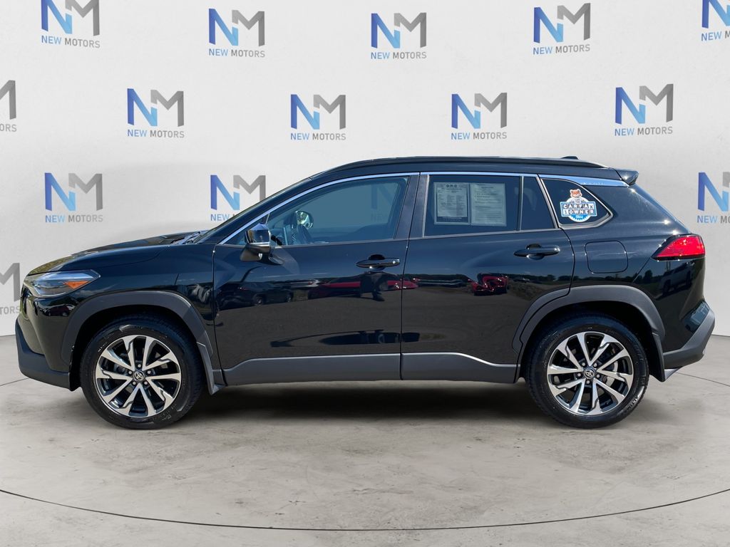 2022 Toyota Corolla Cross XLE photo 2